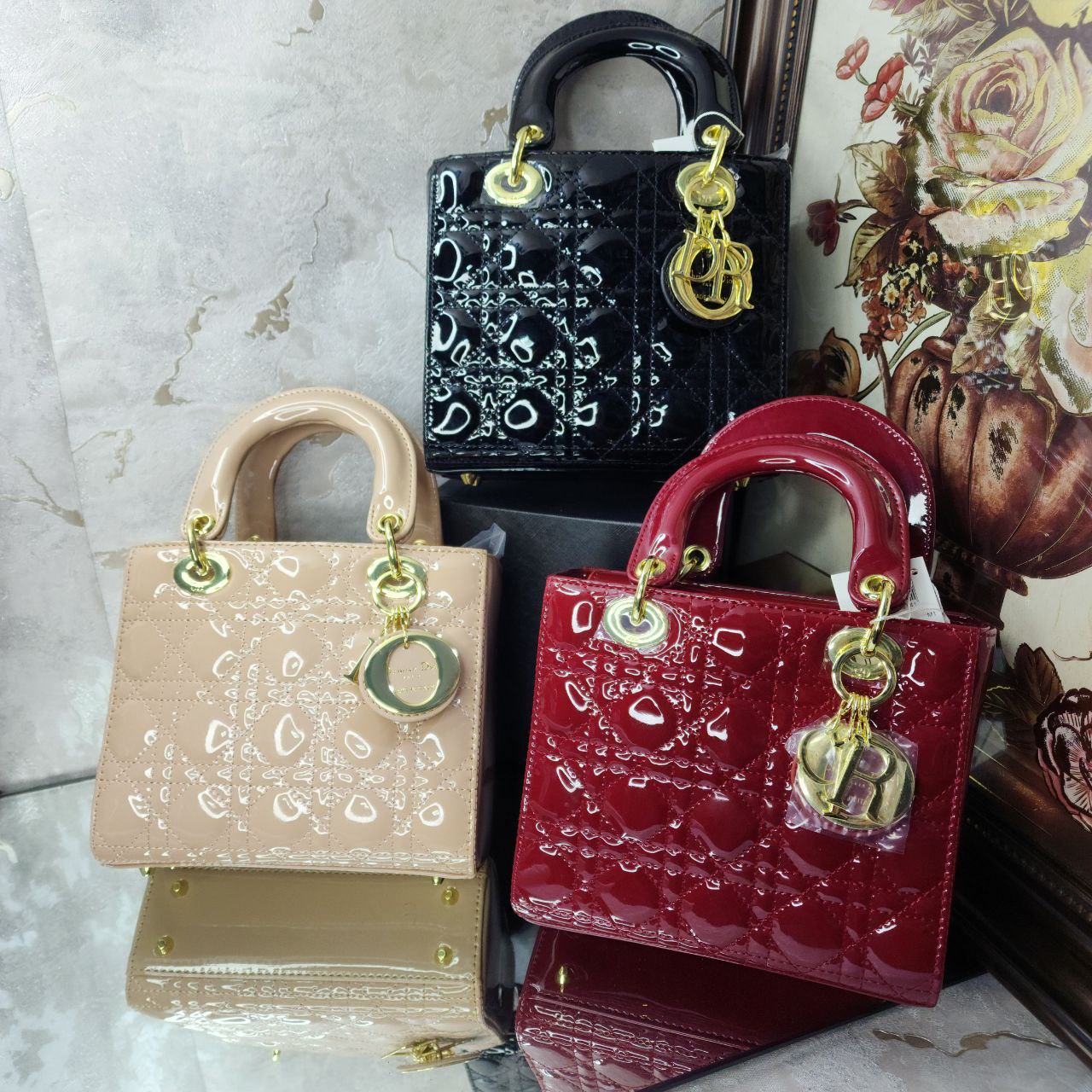 Sac Ladÿ Diôr Small
de veau Cannage verni noir