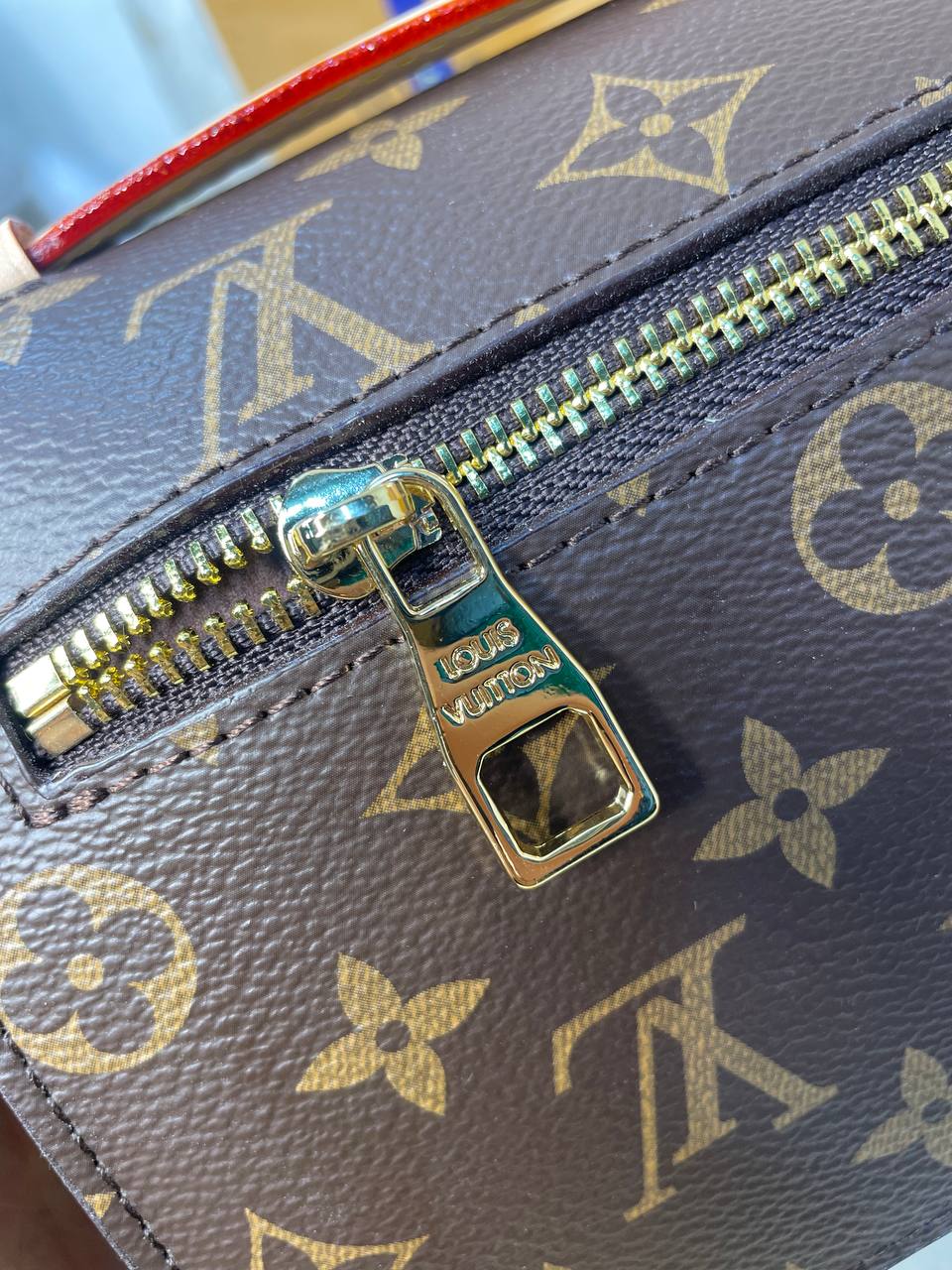LV Pochette Métis East West En cuir