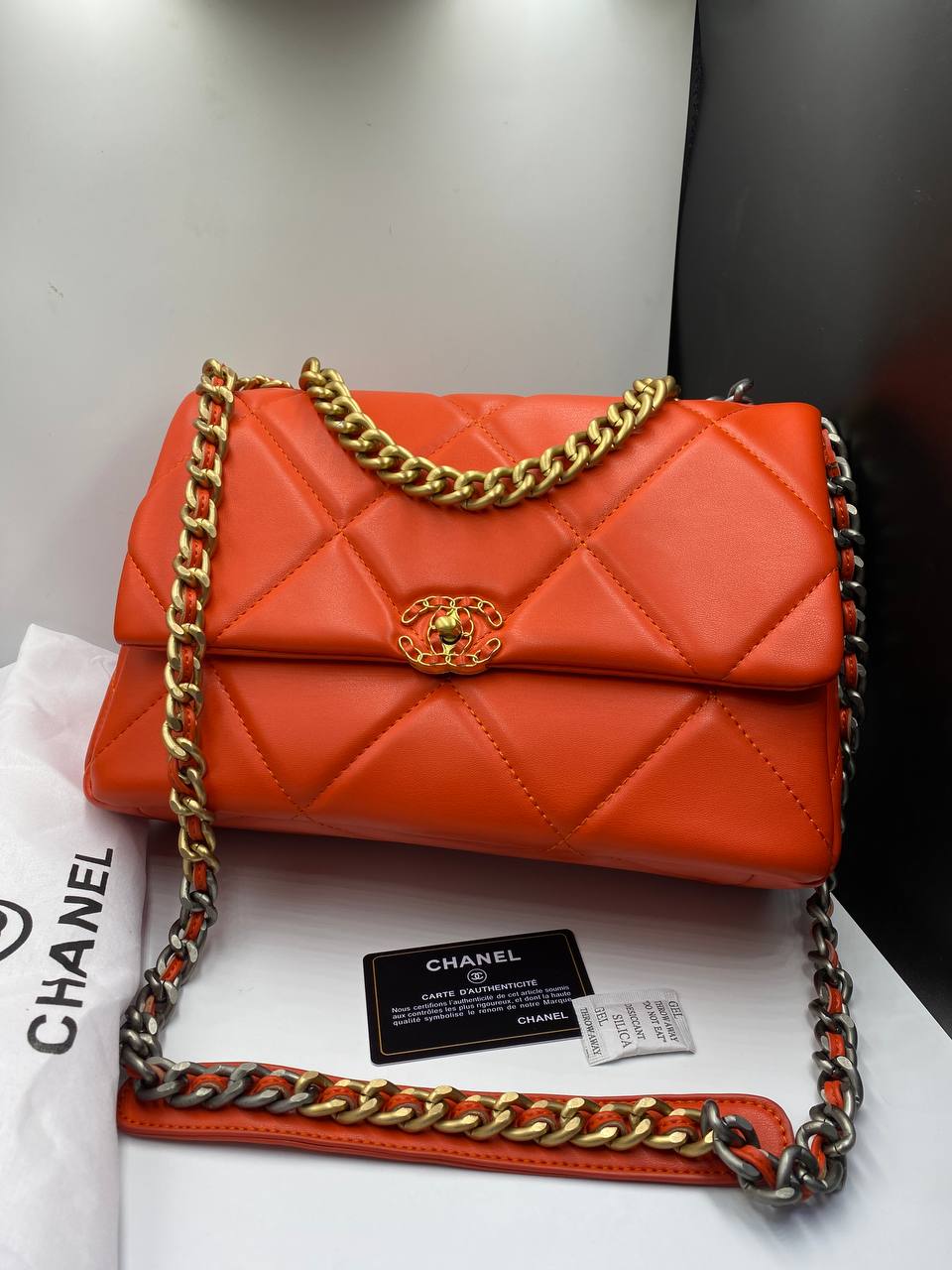 Ch@nel Sac à rabat matelassé orange Chanel 19