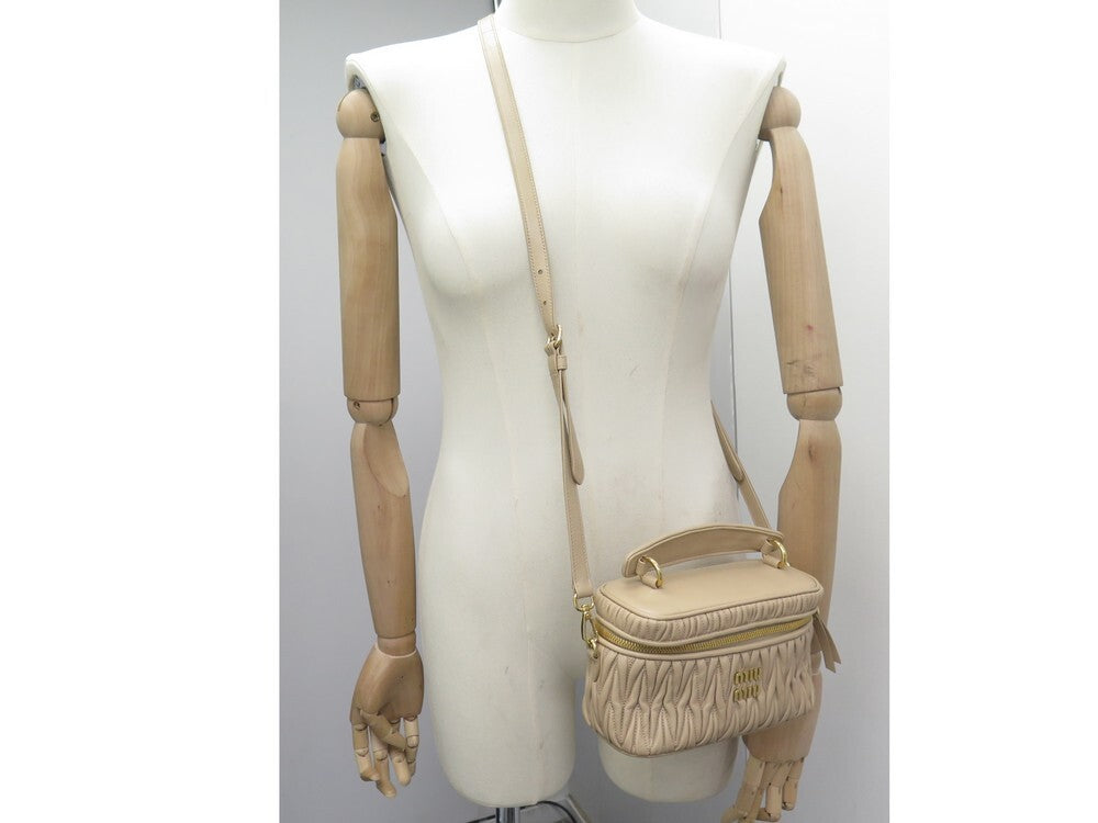 MIÛ MIÜ 
SACS A MAIN nappa matelasse  porté bandoulière