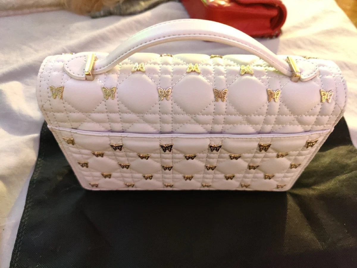 Mini sac My Diôr
d'agneau Cannage blanc et studs dorés Dior Cabinet de Curiosités
