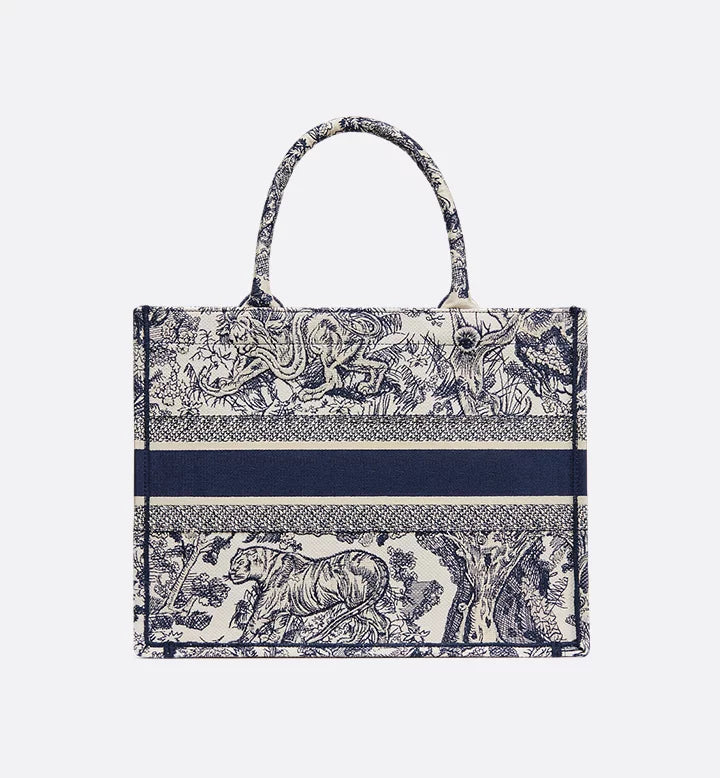 Sac Diôr Book Tote Medium
Broderie Toile de Jouy écrue et bleue