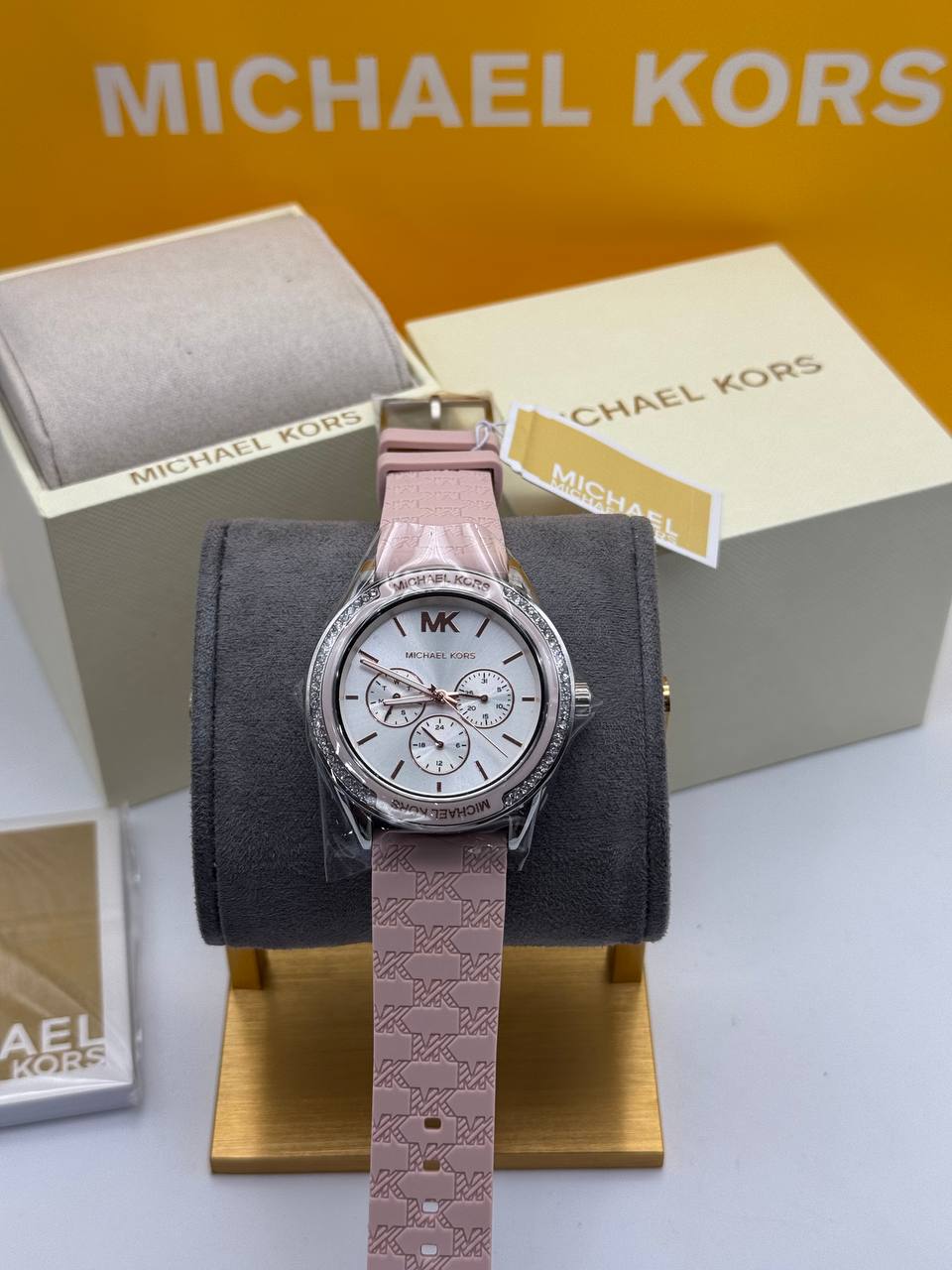 Mich@el Kors Outlet
Montre Jessa surdimensionnée argentée à bracelet en silicone gaufré