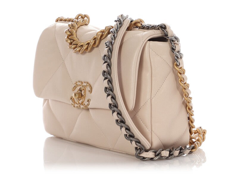 Chanel Sac à rabat Chanel 19 modèle moyen en cuir d'agneau matelassé écru, bijouterie mixte, 2022