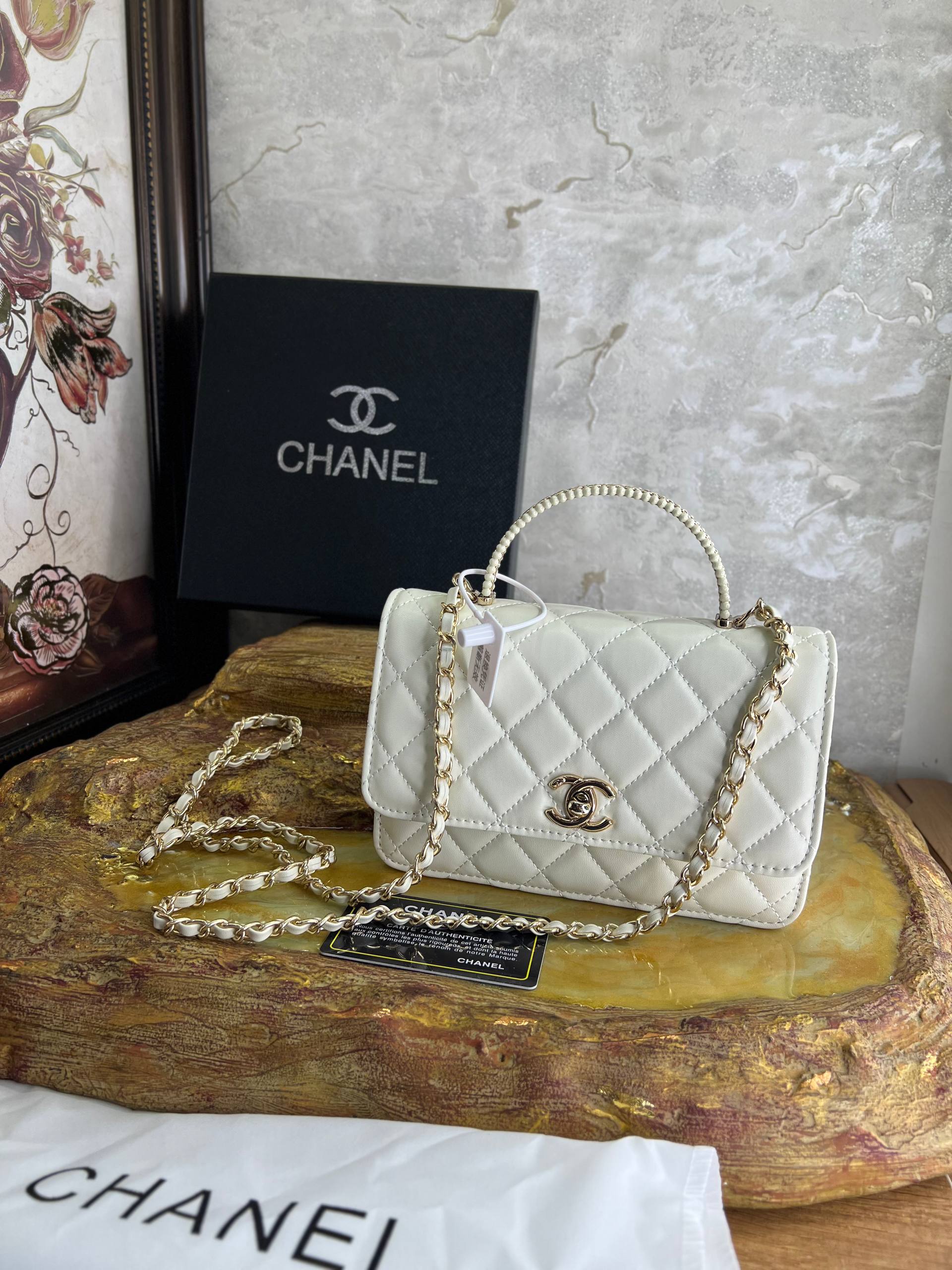 CH@NEL Petit sac à rabat avec anse supérieure,finitions métalliques dorées, blanc