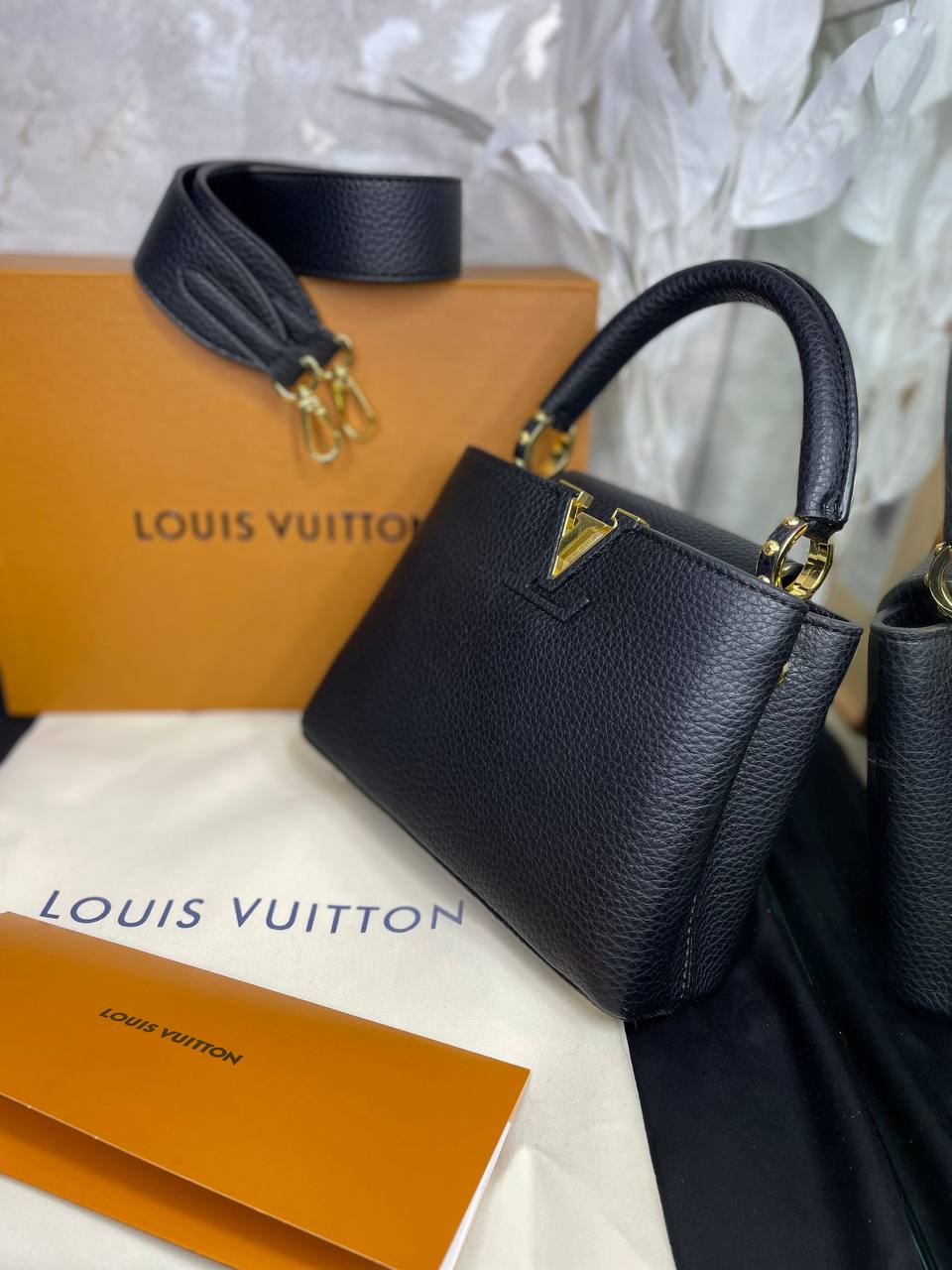 LV Sac Capucines BB En cuir