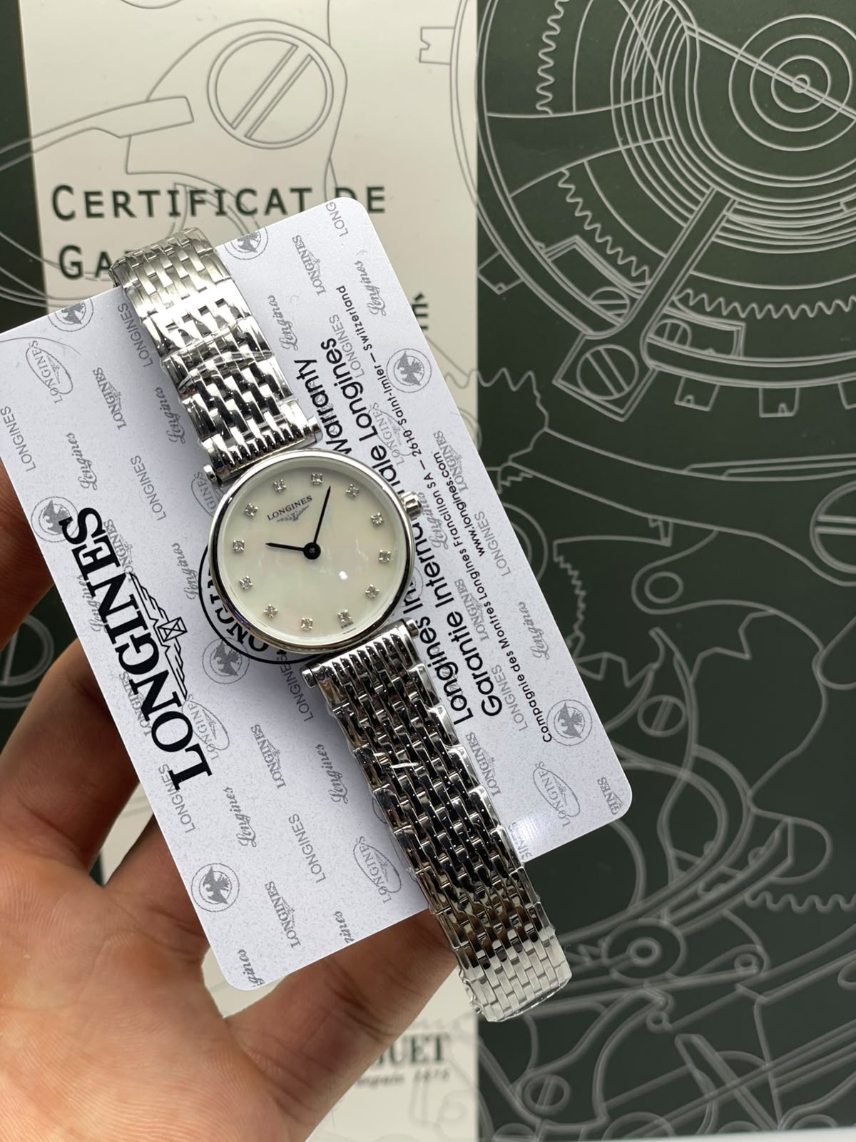 Montre Longines La Grande Classique quartz cadran nacre index diamants bracelet acier 24 mm
